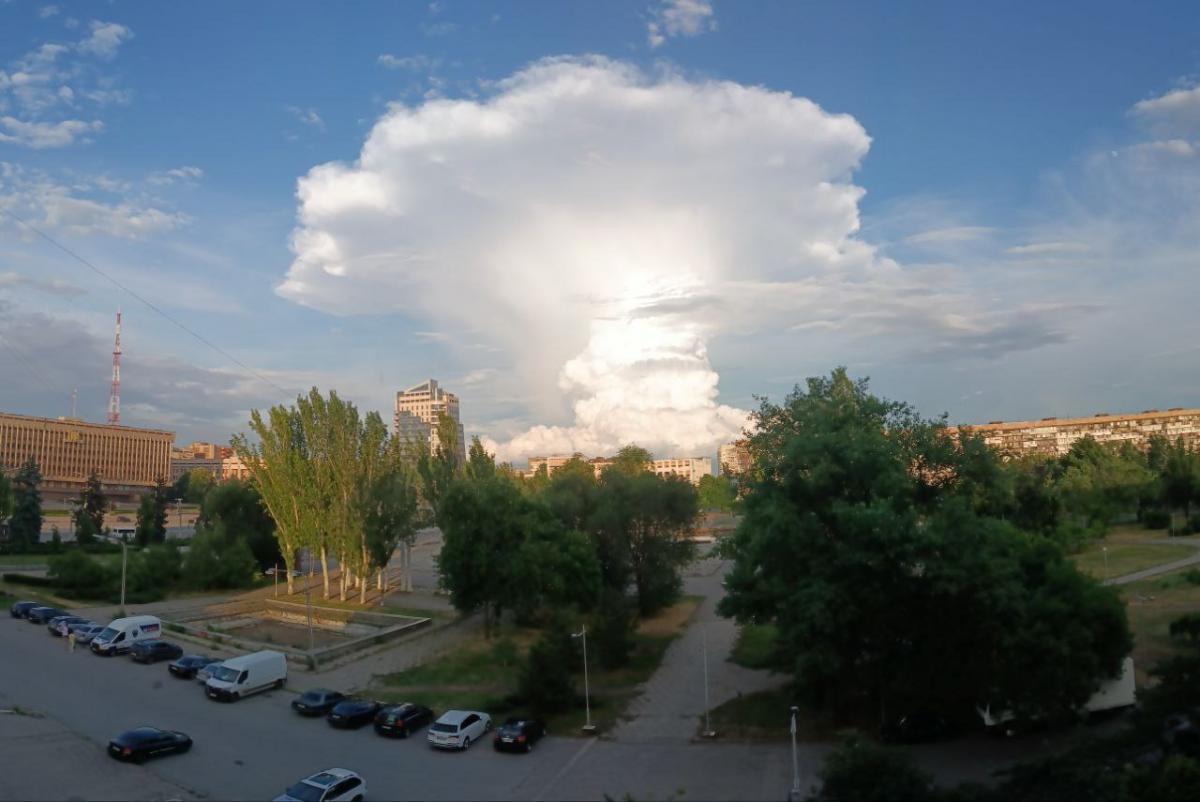 Кучево-дождевое облако с наковальней над Запорожьем / фото Запорожский областной центр по гидрометеорологии Кучево-дождевое облако с наковальней над Запорожьем / фото Запорожский областной центр по гидрометеорологии