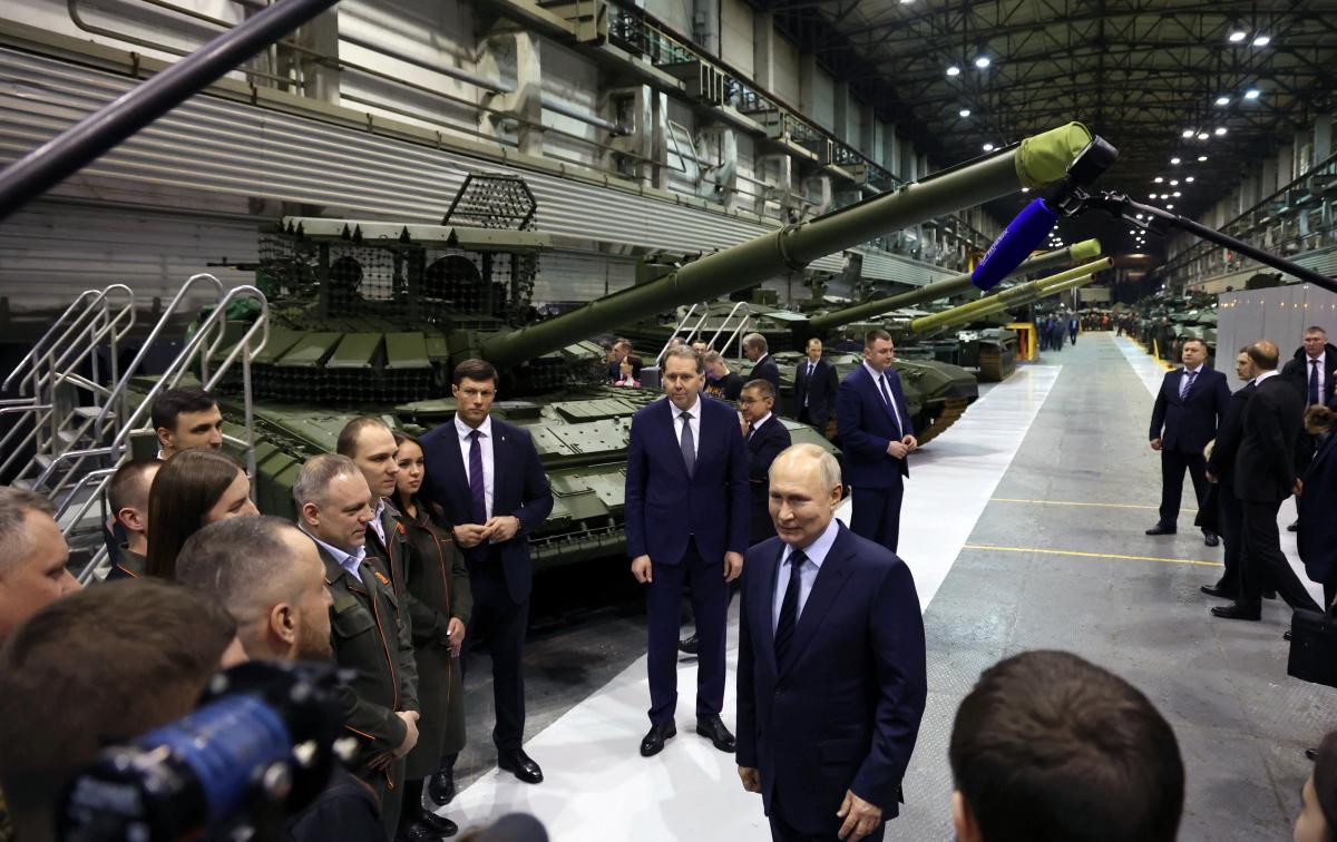 Владимир Путин на "Уралвагонзаводе", главном танковом заводе России / фото - GettyImages Владимир Путин на "Уралвагонзаводе", главном танковом заводе России / фото - GettyImages