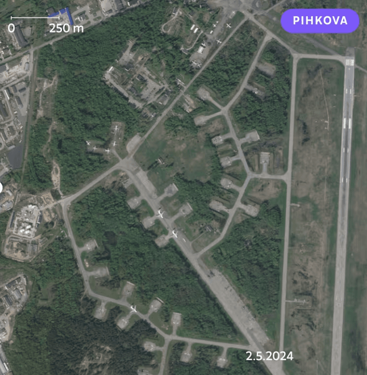 Російська техніка у Пскові 2 травня 2024 року / фото Planet Labs PBC Російська техніка у Пскові 2 травня 2024 року / фото Planet Labs PBC