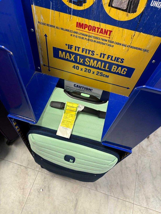 Валіза туристки не вписалася в норми зовсім трохи / фото x.com/alexlloydjourno Валіза туристки не вписалася в норми зовсім трохи / фото x.com/alexlloydjourno