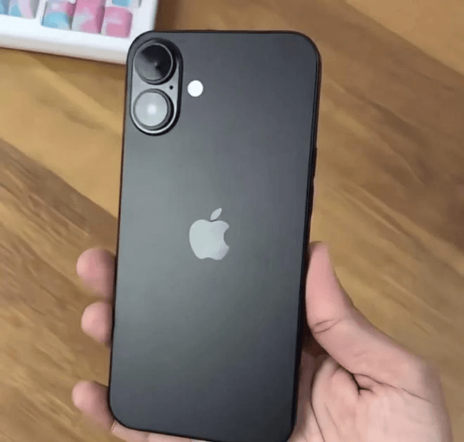 Чохли для iPhone 16 наочно показали фінальний дизайн з вертикальними камерами Чохли для iPhone 16 наочно показали фінальний дизайн з вертикальними камерами