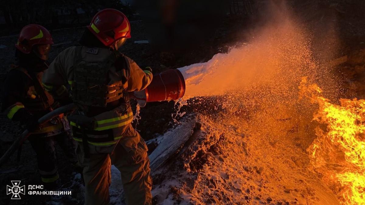 Росія знову атакувала Україну ракетами та дронами / фото ДСНС України Росія знову атакувала Україну ракетами та дронами / фото ДСНС України