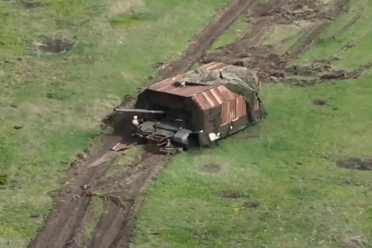 'Сліпий, гучний і дурний': українські військові оглянули 'танк-черепаху', - Forbes 'Сліпий, гучний і дурний': українські військові оглянули 'танк-черепаху', - Forbes