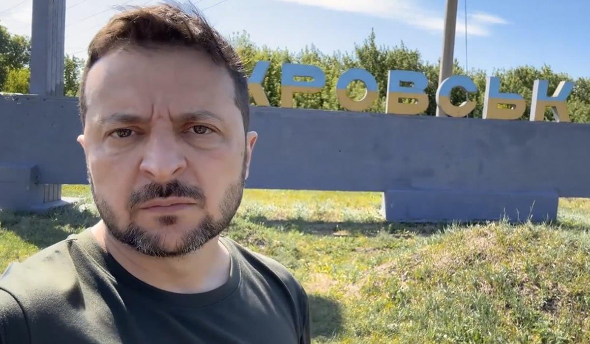 Зеленський прибув на Донеччину, де точаться запеклі бої / скріншот з відео Зеленський прибув на Донеччину, де точаться запеклі бої / скріншот з відео