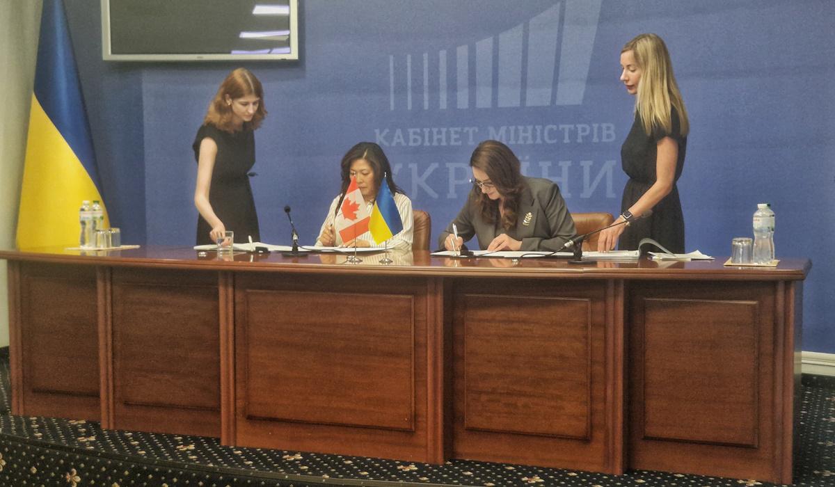 Підписання угоди міністрами України та Канади / фото УНІАН Підписання угоди міністрами України та Канади / фото УНІАН