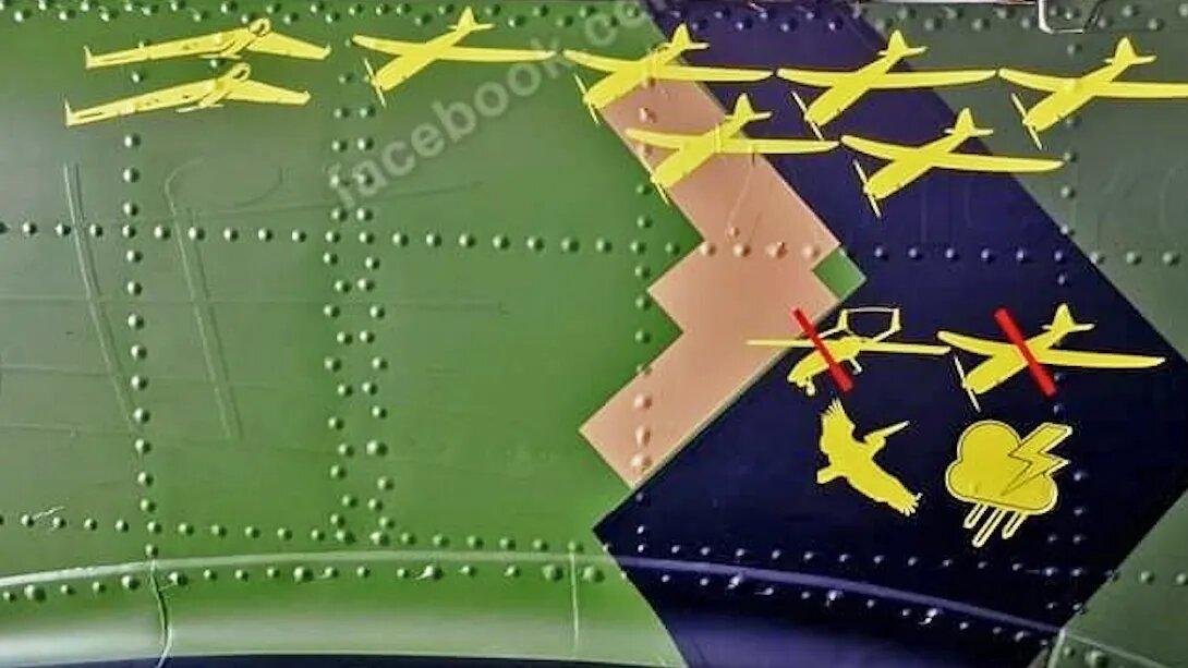 Фрагмент фюзеляжа Як-52, на якому вказані збиті їм російські безпілотники / джерело X/David Axe Фрагмент фюзеляжа Як-52, на якому вказані збиті їм російські безпілотники / джерело X/David Axe