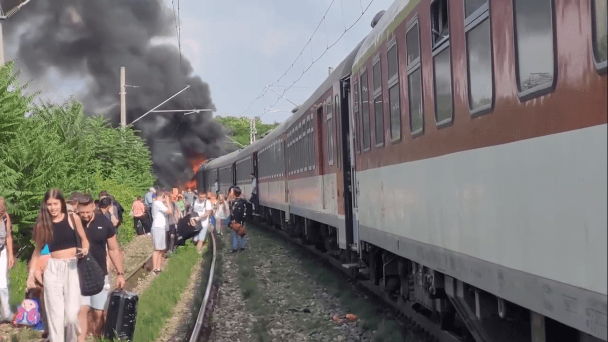 Во время столкновения поезда с автобусом пять человек погибли / скриншот Во время столкновения поезда с автобусом пять человек погибли / скриншот