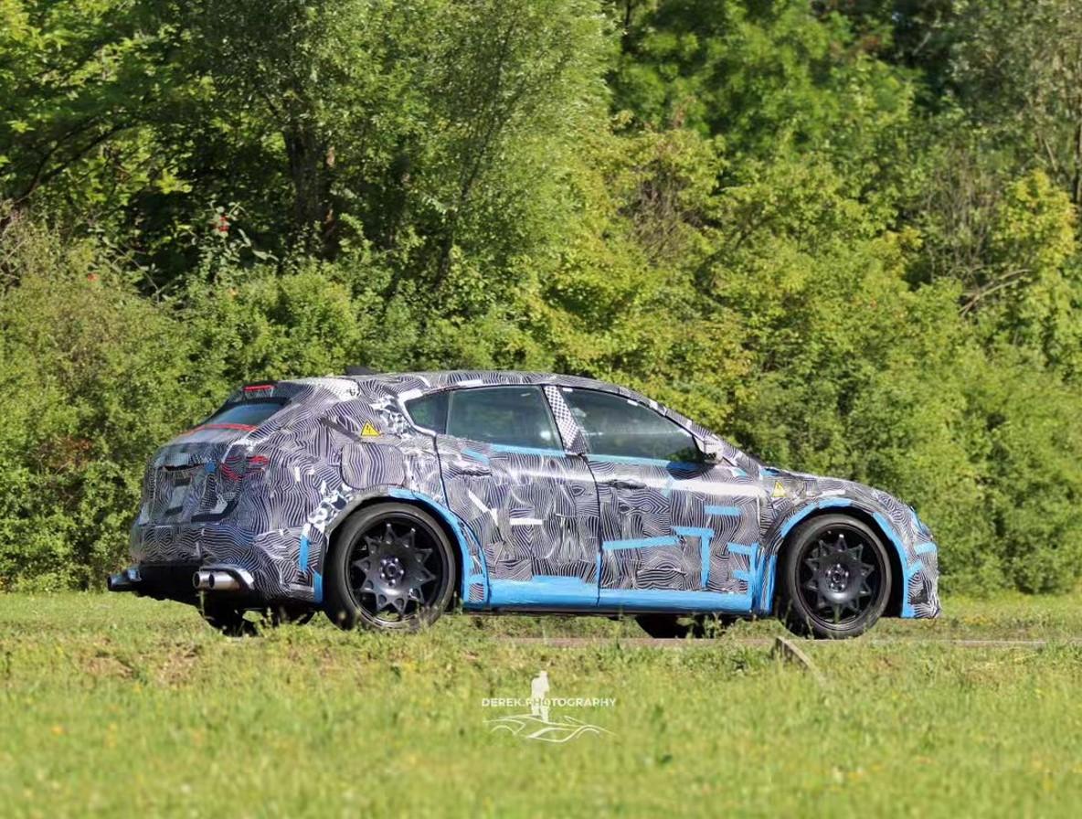 Разочарованию нет предела: появились фото прототипа первого электрокара Ferrari Разочарованию нет предела: появились фото прототипа первого электрокара Ferrari