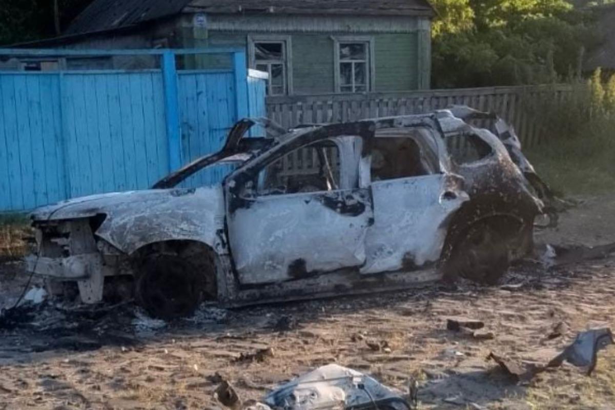 Оккупанты в Сумской области атаковали полицейскую машину FPV-дроном / фото npu.gov.ua Оккупанты в Сумской области атаковали полицейскую машину FPV-дроном / фото npu.gov.ua