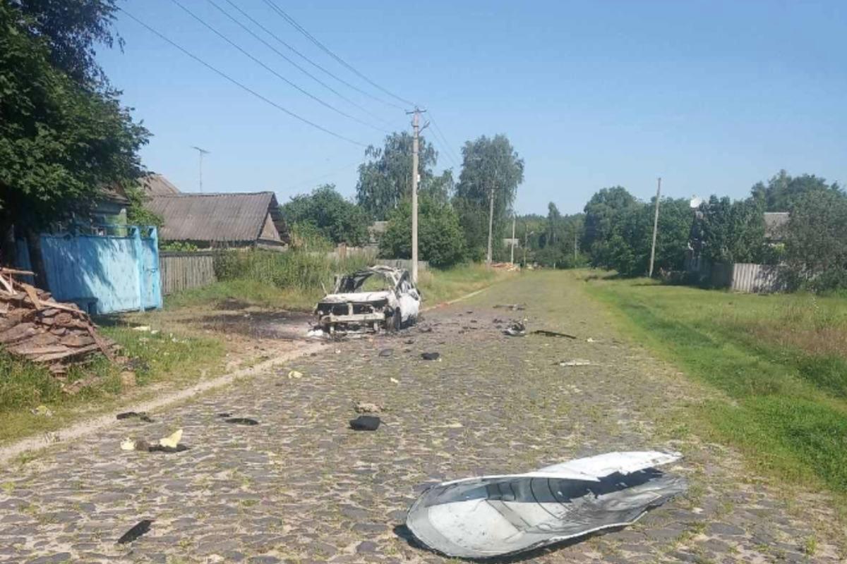 Враги нанесли удар беспилотником по полицейской машине в Сумской области / фото npu.gov.ua Враги нанесли удар беспилотником по полицейской машине в Сумской области / фото npu.gov.ua