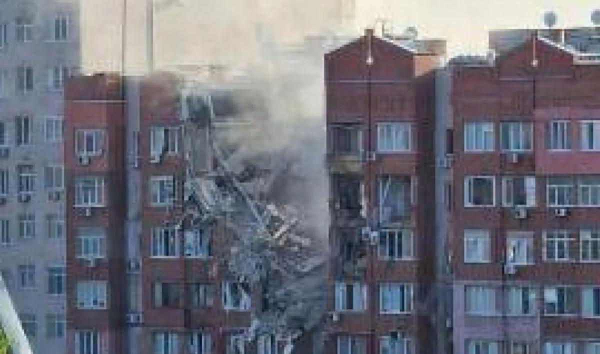 Росія вдарила по будинку у Дніпрі / фото t.me/V_Zelenskiy_official Росія вдарила по будинку у Дніпрі / фото t.me/V_Zelenskiy_official
