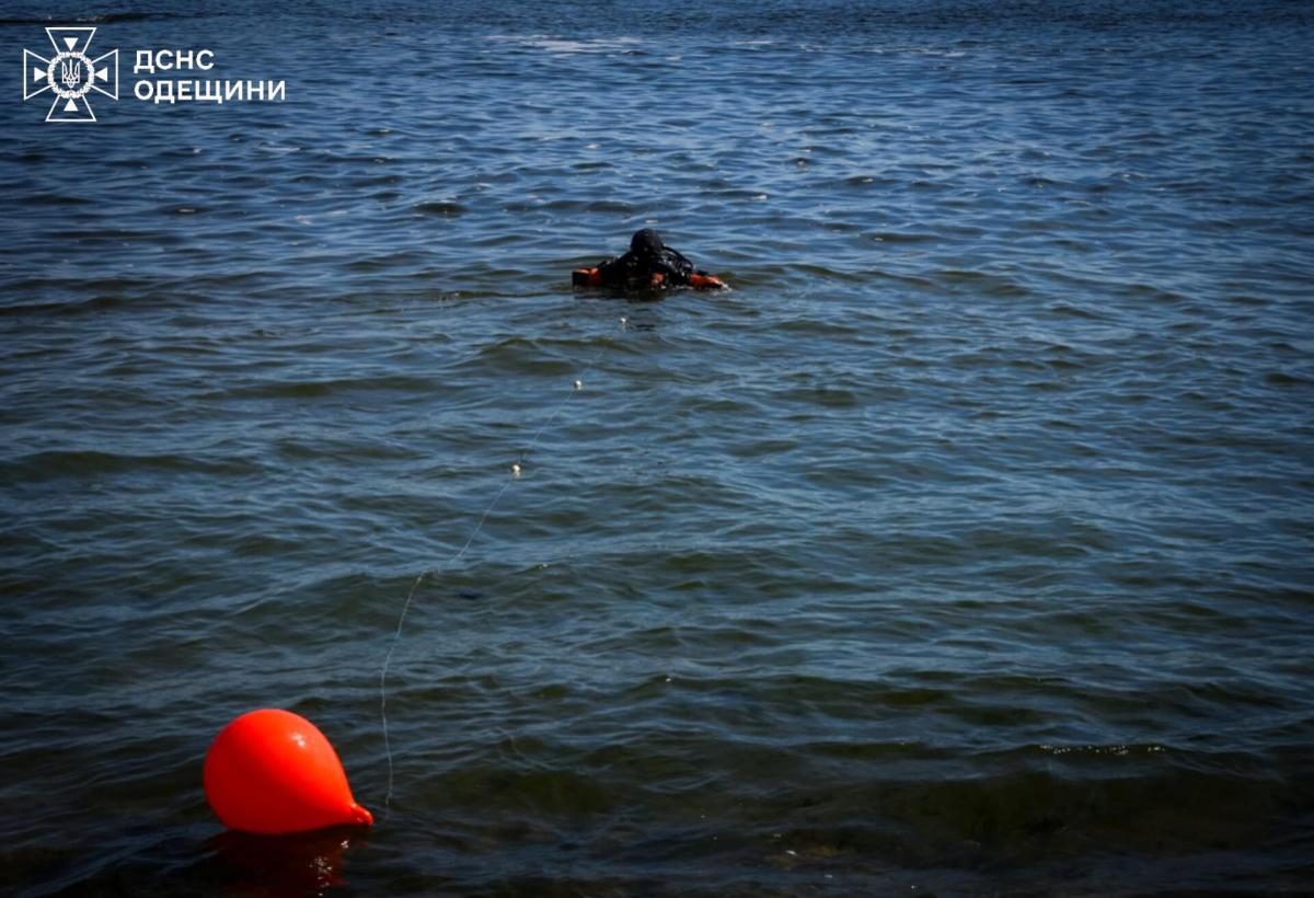 Делала фото на память: полицейскую смыло волной в море на популярном  одесском пляже (видео) — УНИАН