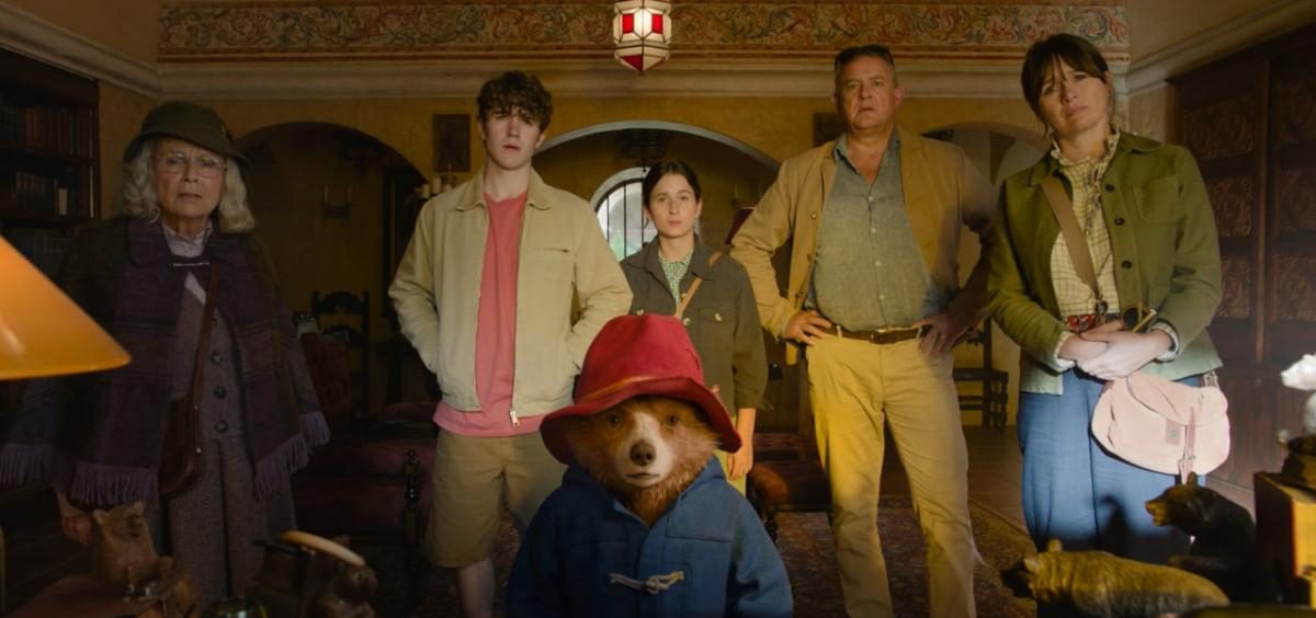 Родина дивиться телевізор