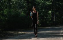 Головні вправи для позбавлення жиру на руках: тренерка розповіла, як їх робити