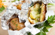 Не варто запікати картоплю у фользі: шеф-кухар пояснив, чому