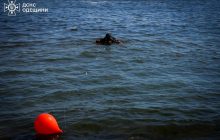 Делала фото на память: полицейскую смыло волной в море на популярном одесском пляже (видео)