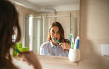 Жвачка, йогурт и вода из-под крана: 7 советов, как уберечься от кариеса