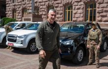 "Лелеки", fpv-дрони, вантажівки, - Кличко передав двом бригадам допомогу від громади Києва