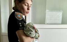 Нишком народила на вулиці: на Одещині затримали жінку з немовлям у пакеті