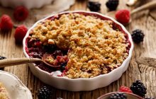 8 інгредієнтів і година часу: хрусткий крамбл із полуницею (покроковий рецепт)