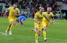 Не давали проходу: вболівальники здивували гравців збірної України під час тренування