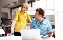 Как справиться с грубыми коллегами на работе: эксперт по карьере назвала ключевые методы