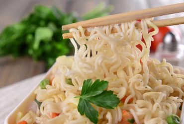 Чому не варто їсти локшину швидкого приготування щодня: 7 переконливих причин