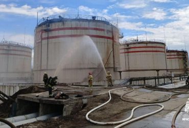 Хлопки, стовп диму, жертви: у мережі повідомили про серйозний інцидент на НПЗ у Росії (фото)