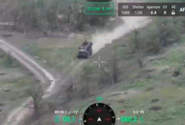 Бронемашина MaxxPro выжила после ударов минометов и беспилотников (видео)