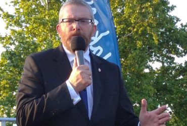 Польский пророссийский политик снял флаг Украины с кургана Костюшко (видео)