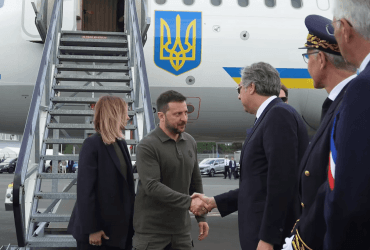 Зеленский прибыл во Францию (видео)