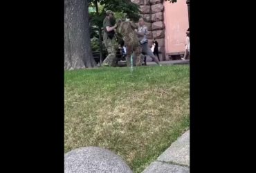 У Києві чоловік вдарив в обличчя співробітника ТЦК: його затримали (відео)