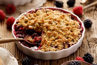 8 інгредієнтів і година часу: хрусткий крамбл із полуницею (покроковий рецепт)