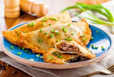 Ідеальне заварне тісто на чебуреки: добре розкочується і не рветься