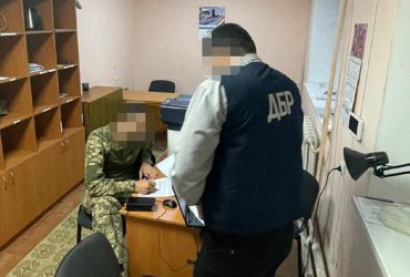 Змушував жувати цигарки: у Львові викладач військового вишу бив та знущався з курсантів
