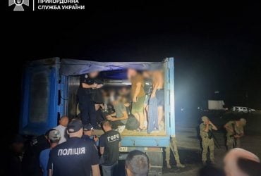 Прикидались зерном: на Одещині в одній фурі знайшли понад 40 ухилянтів (фото, відео)