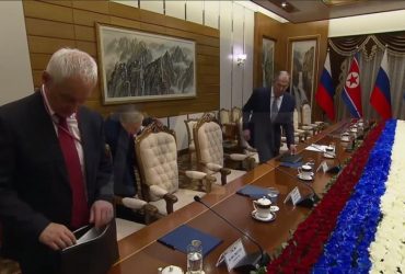 Випередили Кіма: міністрів Путіна вигнали із зали в КНДР (відео)