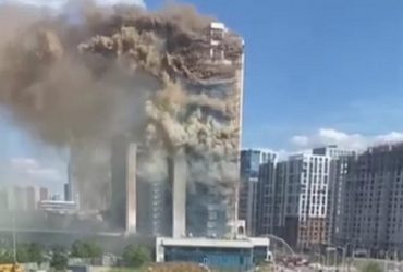 Масштабна пожежа у столиці Казахстану: горить 26-поверховий житловий будинок (відео)