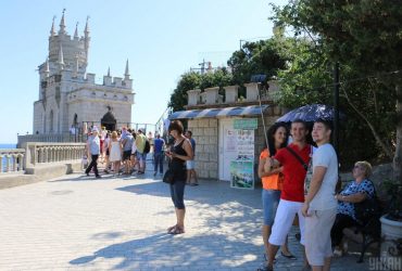 Російські туристи почали скасовувати поїздки в окупований Крим після удару по Севастополю