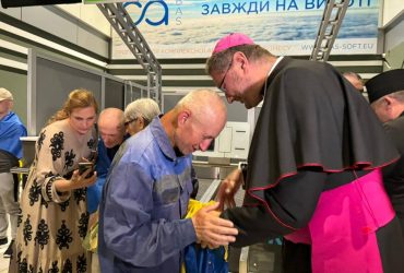 Вдома: у Київ прибули десятеро звільнених з полону українців (відео)