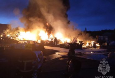 Десятки взрывов и огненные грибы: в РФ вспыхнул мощный пожар (фото, видео)