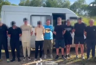 Путешествие за 12 тысяч: на границе с Венгрией остановили автобус с уклонистами