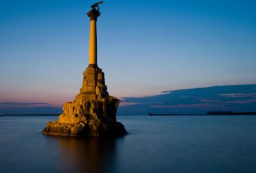 У Керчі гучно, росіяни перекрили міст (фото)