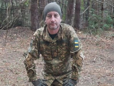 Үлкен кеуде және ұзын аяқтары бар керемет қыз