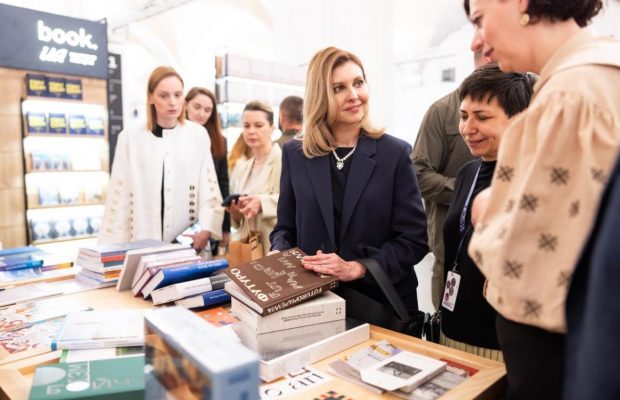 Олена Зеленська в елегантному образі з'явилася на "Книжковому арсеналі" (фото)
