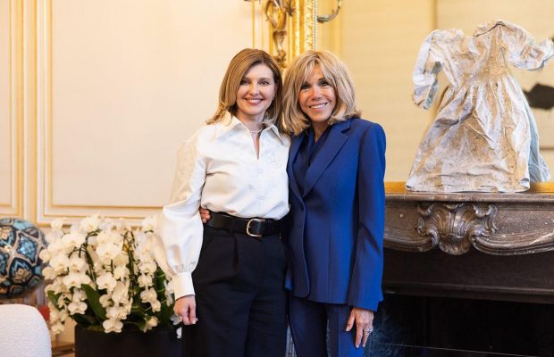 Олена Зеленська у символічній вишиванці зустрілася з Бріжит Макрон у Парижі