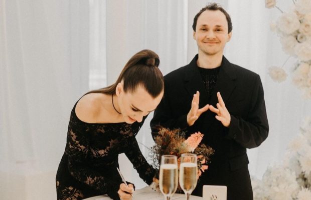 Зірка "Коли ми вдома" пояснив, чому зіграв весілля з коханою у чорних образах