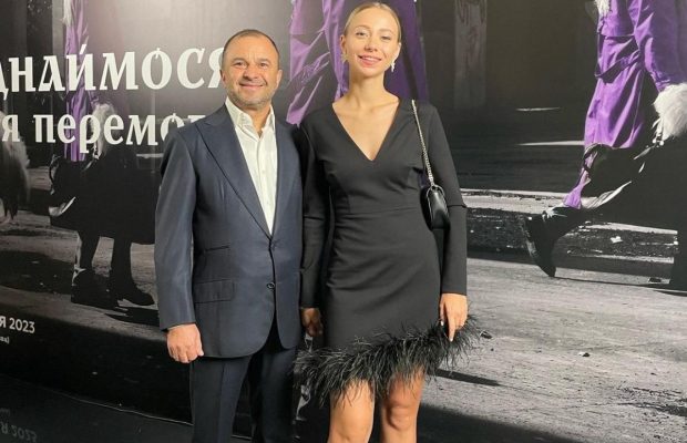 Віктор Павлік привітав на 29 років молодшу дружину з ювілеєм та показав фото з нею