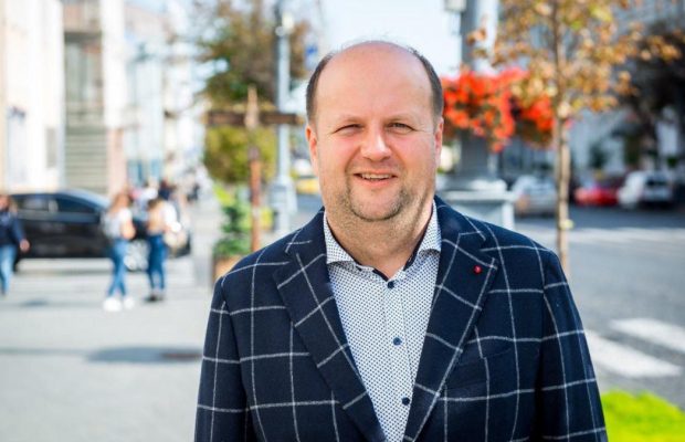 Соліст гурту "ТІК" розсекретив, куди вступатиме його 15-річна донька