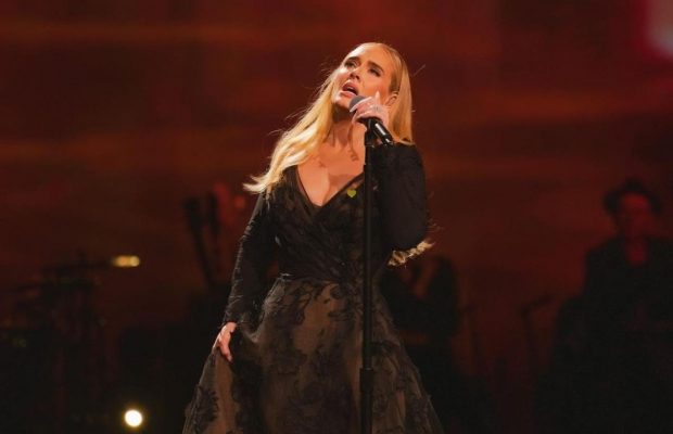 Адель захейтили из-за платья российского дизайнера, который шил одежду для оккупантов